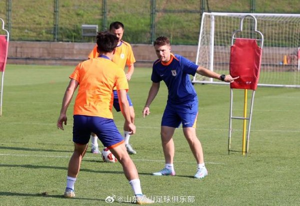 股票king 泰山官方：今天泰山足校西班牙青训总监埃里克参与一线队训练