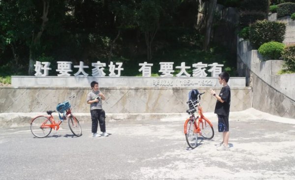 擒牛宝 2022年的夏天，两个小孩出门找同学抄作业